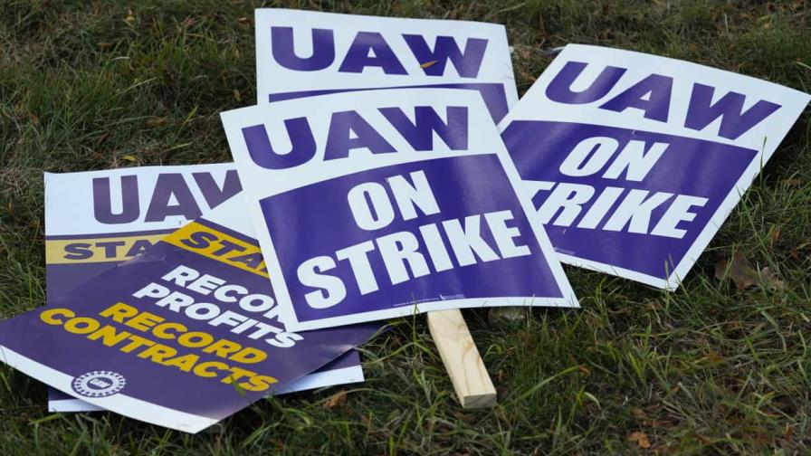 Stellantis y sindicato logran acuerdo tentativo; huelgas se extienden a otra planta de GM