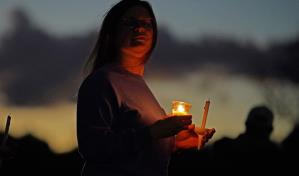 Residentes de Maine se reúnen para orar y reflexionar tras tiroteo que dejó 18 muertos