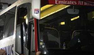 Hieren a Fabio Grosso entrenador del Lyon tras ataque a autob&uacute;s previo al partido ante el Marsella