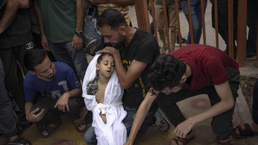 Miles de personas saquean almacenes de la ONU en Gaza mientras la cifra de muertos supera los 8,000
