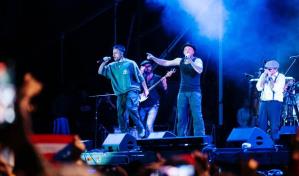 Residente y Wos cantan en vivo ante más de 30,000 personas "Problema cabrón"