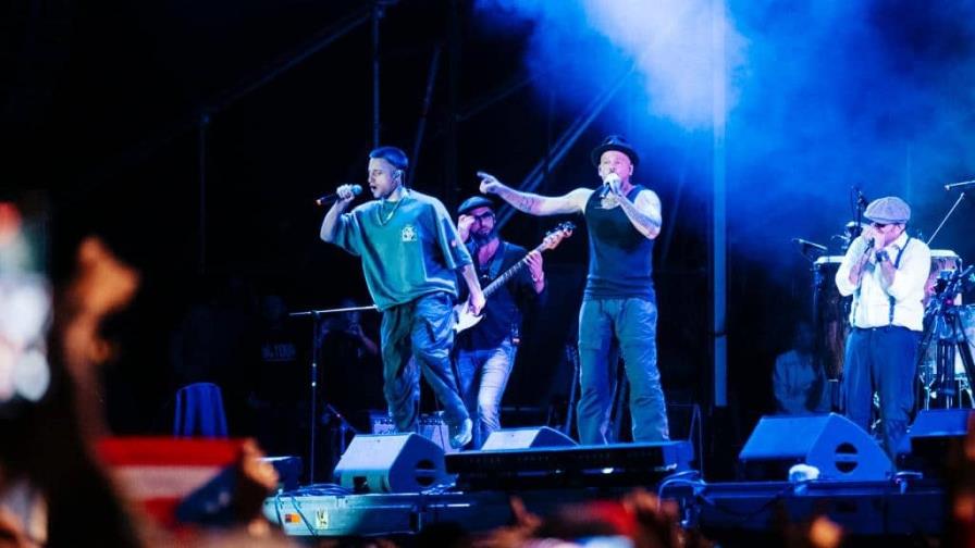 Residente y Wos cantan en vivo ante más de 30,000 personas “Problema cabrón”