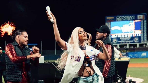 Sarodj concluye gira en Venezuela y canta en partido de béisbol