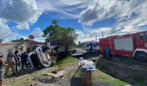 Tres personas heridas tras volcarse camioneta en carretera San Pedro de Macorís