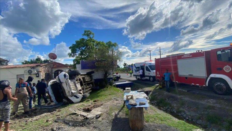 Tres personas heridas tras volcarse camioneta en carretera San Pedro de Macorís