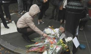 Los fans despiden a Matthew Perry en el rincón de "Friends" en Nueva York