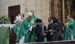 Magistrada del TC Eunisis Vásquez Acosta recibe condecoración del papa Francisco