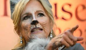 Jill Biden se disfraza de gata y da libros a niños por Halloween en la Casa Blanca