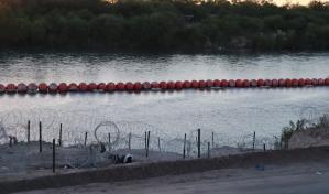 Prohíben al Gobierno Biden cortar el alambre de púas puesto por Texas en su frontera sur
