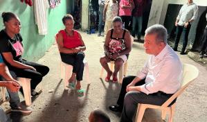 Leonel Fernández se tira de sorpresa a Villa Duarte y conversa con sus residentes