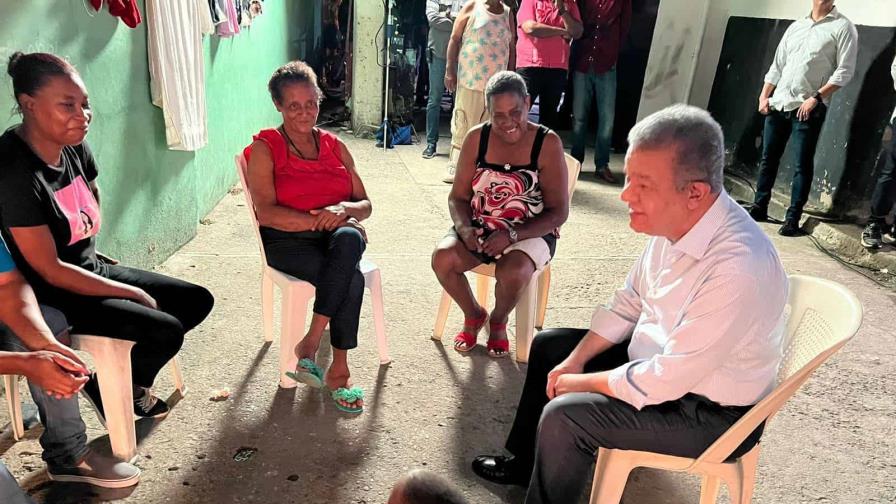 Leonel Fernández se tira de sorpresa a Villa Duarte y conversa con sus residentes