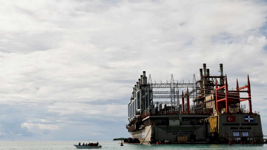 Medio Ambiente determina incendio en barcaza en Azua no provocó daños al ecosistema