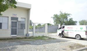 Hombres a bordo de una motocicleta matan a tiros a un joven que se desplazaba en un auto