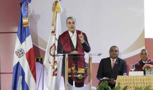 Abinader dispuso apoyo económico a la Universidad Evangélica durante investidura de 656 profesionales