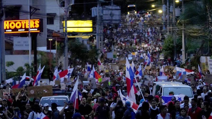 Al menos 878 arrestos y 39 policías heridos durante las protestas antiminería en Panamá