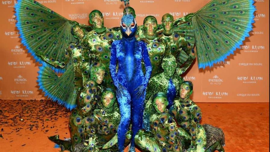 Heidi Klum se transforma en un pavo real en esperado disfraz de Halloween 2023