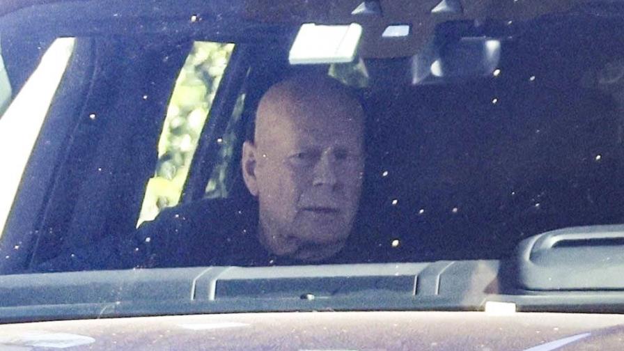 Bruce Willis captado durante paseo en auto, mientras avanza su cuadro de demencia