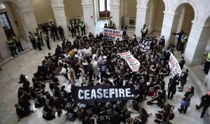 Alto al fuego ya en Gaza, manifestantes interrumpen audiencia de Blinken en el Senado de EE.UU.