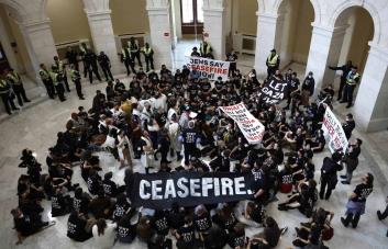 Alto al fuego ya en Gaza, manifestantes interrumpen audiencia de Blinken en el Senado de EE.UU.