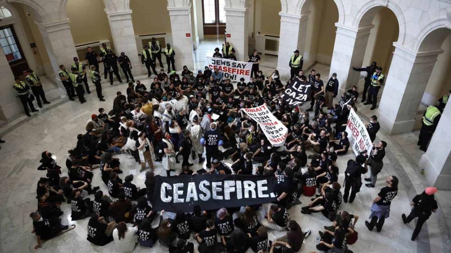 Alto al fuego ya en Gaza, manifestantes interrumpen audiencia de Blinken en el Senado de EE.UU.