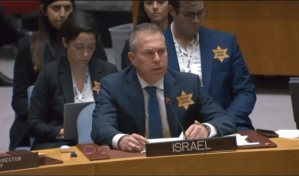 El embajador israelí en la ONU usa como símbolo de orgullo la estrella nazi impuesta a los judíos