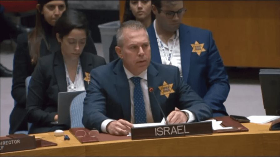 El embajador israelí en la ONU usa como símbolo de orgullo la estrella nazi impuesta a los judíos