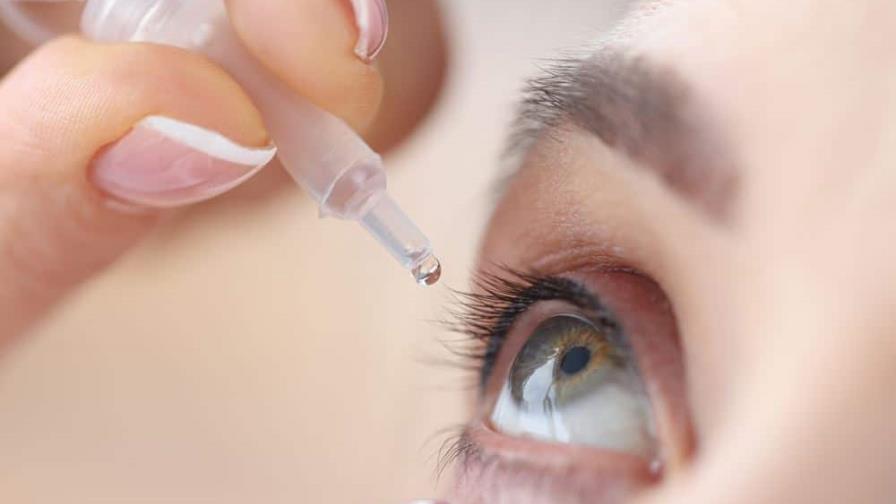 La FDA pide dejar de usar más de 20 gotas oculares de venta libre por riesgo de infección 