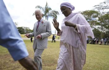 Carlos III visita un cementerio en Kenia tras expresar su arrepentimiento por violencia colonial
