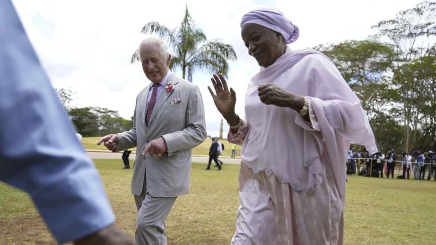 Carlos III visita un cementerio en Kenia tras expresar su arrepentimiento por violencia colonial