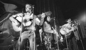 Escritor salvadoreño rescata la historia de banda musical nacida de la Guerra Civil