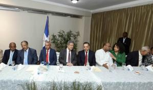 Leonel Fern&aacute;ndez se re&uacute;ne con due&ntilde;os de dealers, rent cars y repuestos de SDE