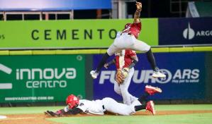El Escogido vence a los Gigantes y Junior Lake llega a los 100 robos