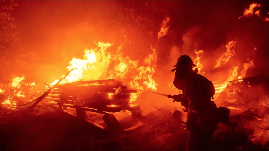 Un incendio en el sur de California provoca la evacuación de 4,000 personas