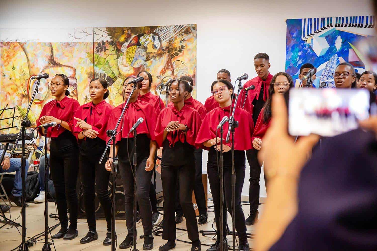 Jóvenes artistas participan en la programación.