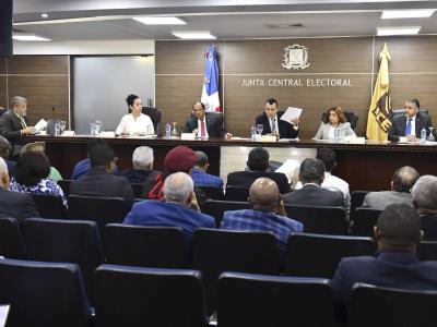 Dany Alcántara celebra suspensión norma encuestas