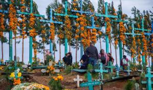 Miles de ind&iacute;genas reviven sus tradiciones m&aacute;s ancestrales con el D&iacute;a de Muertos en M&eacute;xico