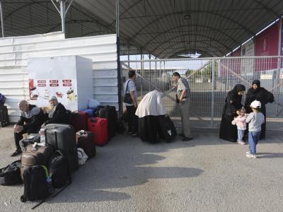 Permiten salir de Gaza a algunos extranjeros