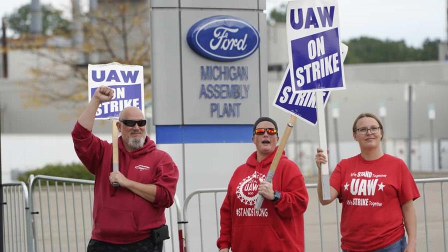 Empleados de fábrica de Ford donde inició huelga aceptan acuerdo contractual