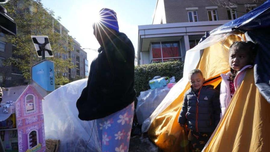 Ciudades de EE.UU. enfrentan problemas para albergar a migrantes ante la llegada del frío