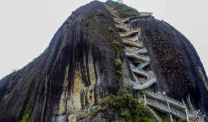 Un desprendimiento de tierra en sitio tur&iacute;stico deja 15 heridos en Colombia