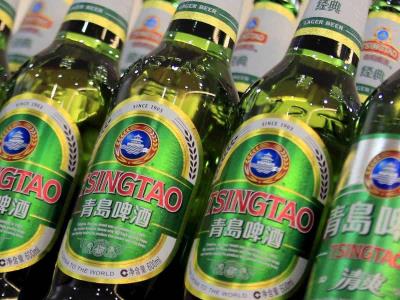 Empleado chino orina contenedor de cerveza Tsingtao