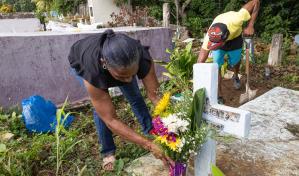 Madre de joven que murió hace 24 años visita su tumba: No lo voy abandonar mientras yo esté viva