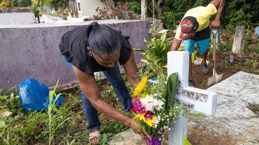 Madre de joven que murió hace 24 años visita su tumba: No lo voy abandonar mientras yo esté viva