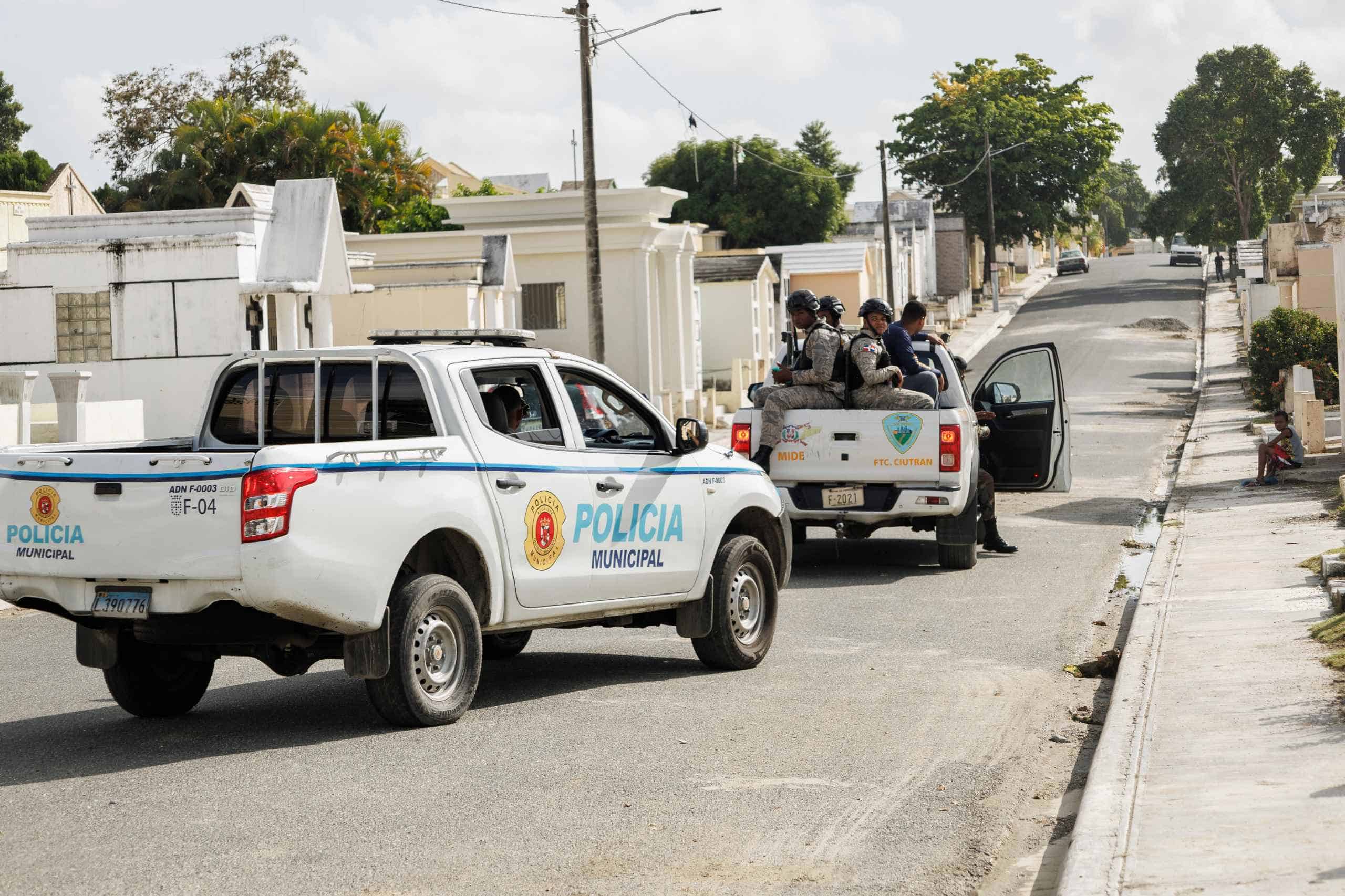 Patrullas de la Unidad militar Ciudad Tranquila (Ciutran) supervisan los cementerios