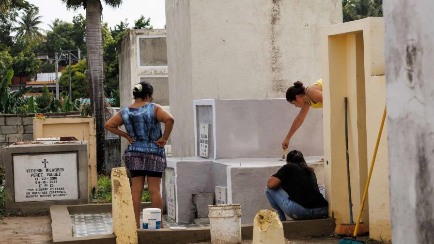 Dominicanos visitan tumbas de sus seres queridos en el Día de los Muertos