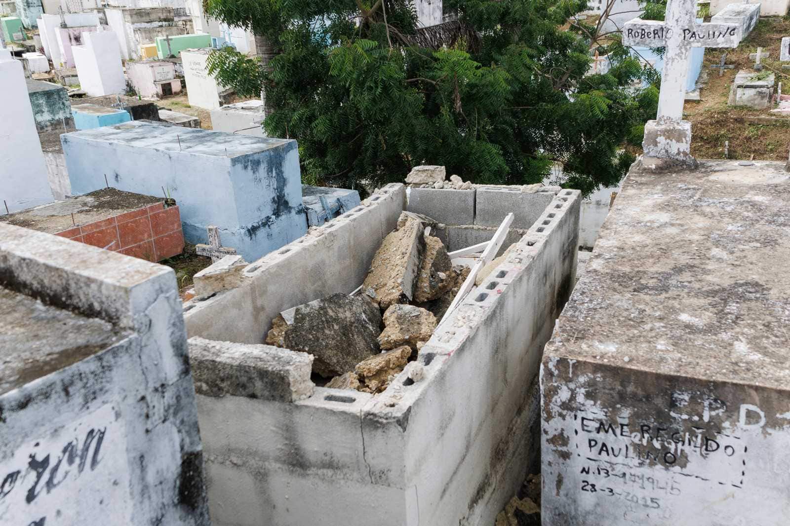 Tumbas rotas en el Cementerio de Cristo Rey 