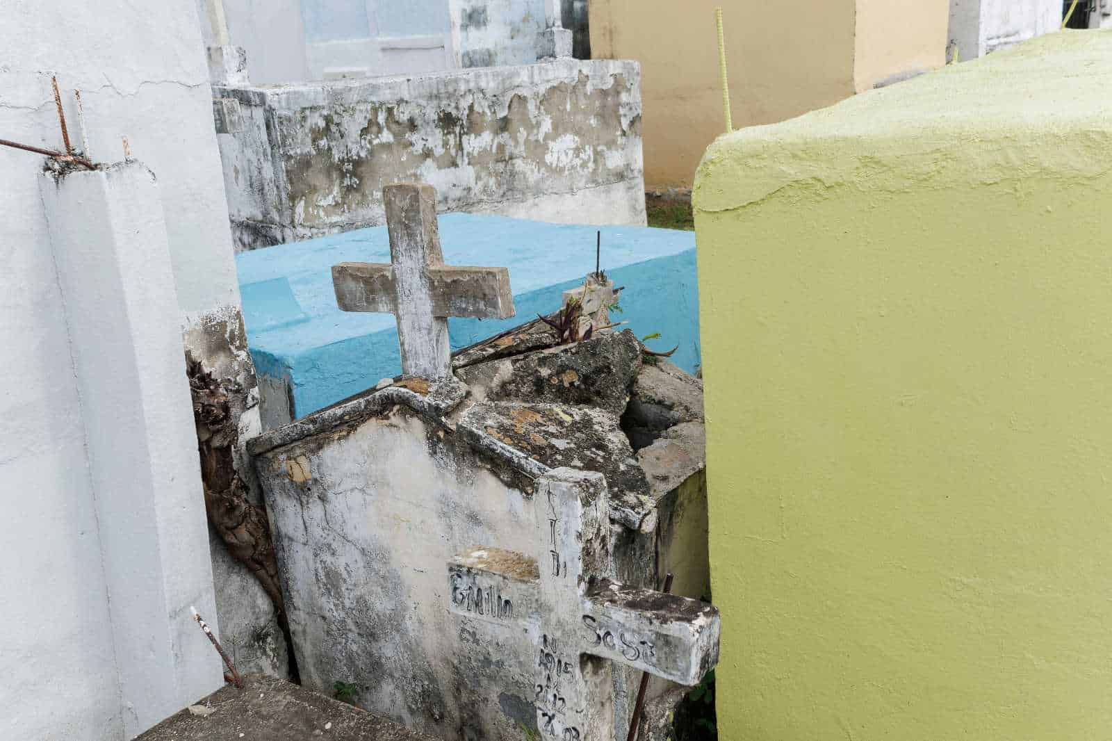 Tumbas rotas en el Cementerio de Cristo Rey 