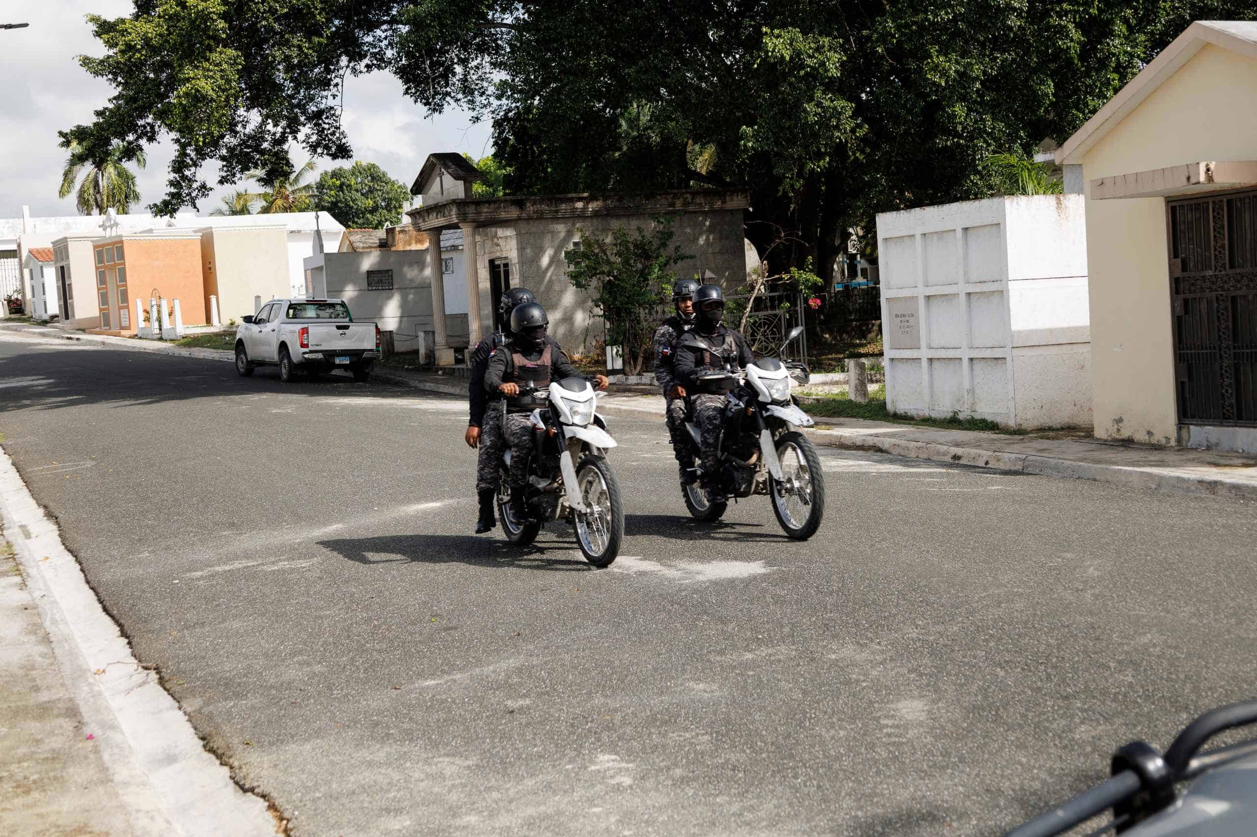 Patrullas de la Unidad militar Ciudad Tranquila (Ciutran) supervisan los cementerios