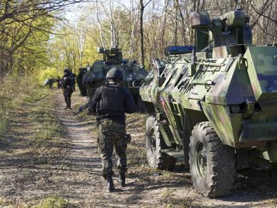 Policía serbia halla migrantes, armas y municiones