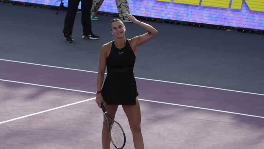 Sabalenka finaliza encuentro interrumpido por la lluvia y vence a Rybakina en Finales de WTA